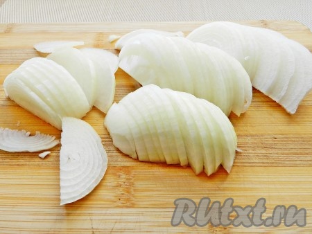Лук очистить и нарезать полукольцами.