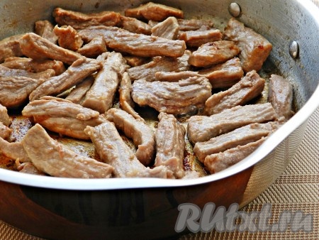 В глубокой сковороде разогреть растительное масло и обжарить мясо до золотистой корочки.