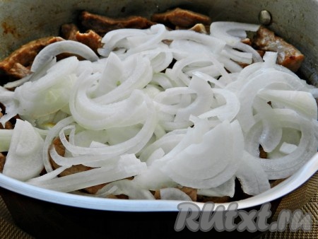Выложить к мясу лук.