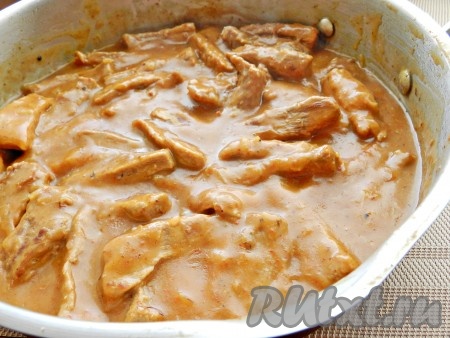 Затем посолить и приправить специями (я добавила чёрный молотый перец и молотую паприку).