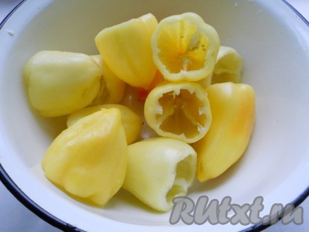 Болгарский перец помыть, удалить семена.