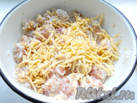 Фарш с рисом посолить, поперчить, добавить специи. Сюда же добавить натертый на крупной терке твердый сыр.&nbsp;