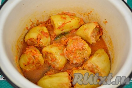 Хорошо перемешать, посолить, поперчить, добавить сахар. Кипятить подливу минут 6-7, затем вылить ее в кастрюлю с перцем. Тушить фаршированный перец на слабом огне 30-40 минут (до готовности). В конце добавить измельченный чеснок и лавровый лист. Если недостаточно подливы в кастрюле, влейте еще немного бульона.
