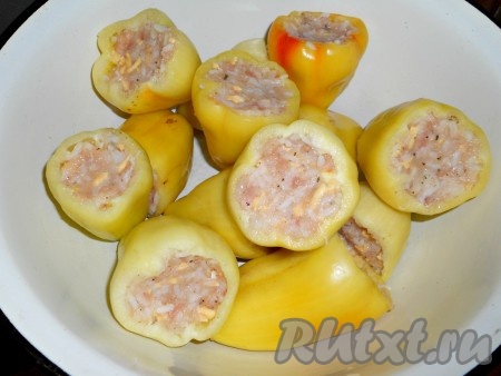 Фарш хорошо перемешать и начинить им подготовленный перцы.