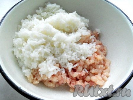 Рис отварить до полуготовности, промыть холодной водой и добавить к куриному фаршу.