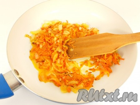 Сложить нафаршированный перец в глубокую кастрюлю, влить бульон и поставить на огонь. Когда бульон закипит, огонь сделать минимальным. В это время обжарить на растительном масле порезанный репчатый лук и тертую на крупной терке морковь до мягкости.