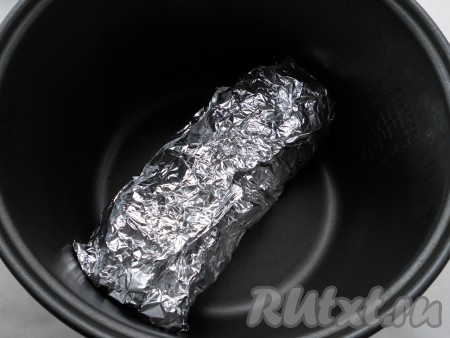 Фольгу тщательно завернуть и поместить свиную грудинку в фольге в чашу мультиварки. Выставить режим "Выпечка" на 1 час 15 минут.
