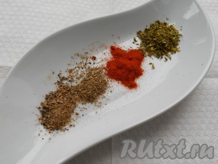 Подготовить специи: смешать кориандр, паприку, смесь перцев и итальянские травы.