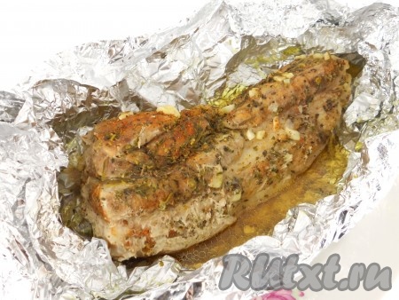 После окончания готовки оставить свиную грудинку в мультиварке под закрытой крышкой еще на 15 минут. Затем достать, развернуть, ммм... такой аромат!
