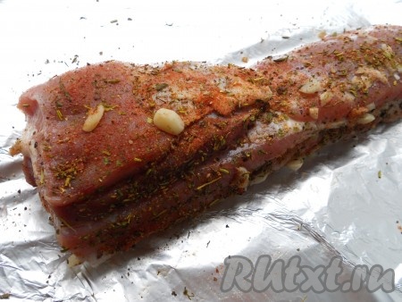 Грудинку хорошо натереть солью и смесью специй. &nbsp;Выложить ее на лист фольги, свернутый вдвое. Чеснок мелко порезать и разместить кусочки по всей грудинке.&nbsp;
