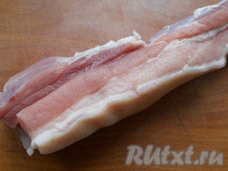 Грудинку помыть и обсушить бумажным полотенцем.