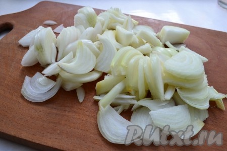 Лук репчатый очистить и порезать полукольцами.