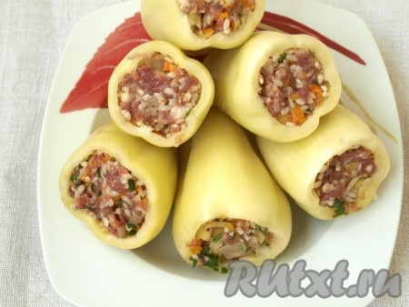 Наполнить фаршем перец не плотно. При варке рис увеличится в объёме.