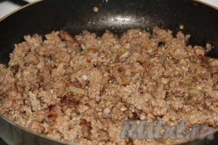 К обжаренному луку выкладываем фарш и тушим под крышкой на среднем огне минут 15-20, периодически помешивая и разбивая мясные комочки.