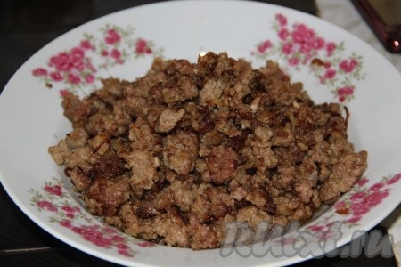 Фарш солим, перчим, снимаем с огня, даём остыть и мясная начинка для картопляников готова.