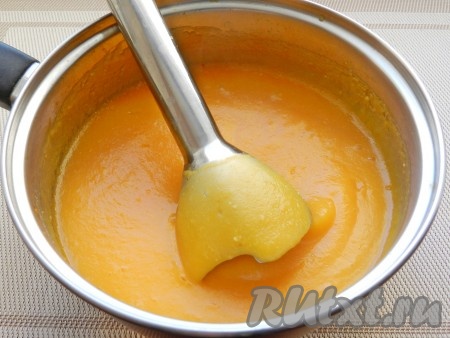 Затем пюрировать овощи при помощи блендера.