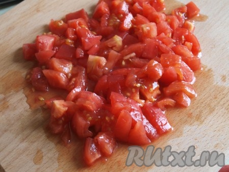 Помидоры очистить от шкурки и нарезать на кубики.