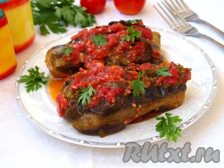 Баклажаны, тушёные с помидорами и чесноком