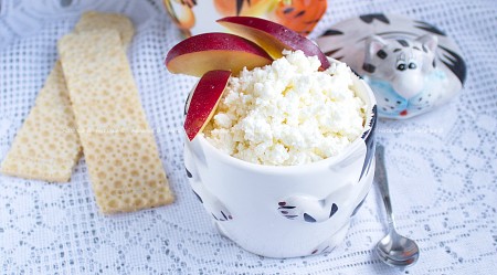 Сыворотку можно использовать для приготовления блинов, хлеба или повторно дать ей закиснуть в течение 1-2 суток при комнатной температуре и затем вместо кефира вылить в кипящее молоко и снова снять творог, только в меньшем количестве.
Для самых маленьких детишек такой творожок из молока и кефира вводится в прикорм в небольшом количестве с добавлением фруктового пюре. Для детей более старшего возраста творог можно заправить сметаной, джемом, свежими фруктами, ягодами или сухофруктами.
