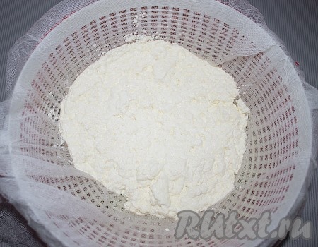 Затем творог выложить шумовкой в дуршлаг, застеленный марлей (можно в один, а можно в несколько слоев), дать стечь лишней жидкости (долго не выдерживать на дуршлаге, чтобы творожок не получился крутым), творог переложить в емкость и охладить.