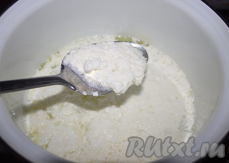 Затем творог выложить шумовкой в дуршлаг, застеленный марлей (можно в один, а можно в несколько слоев), дать стечь лишней жидкости (долго не выдерживать на дуршлаге, чтобы творожок не получился крутым), творог переложить в емкость и охладить.
