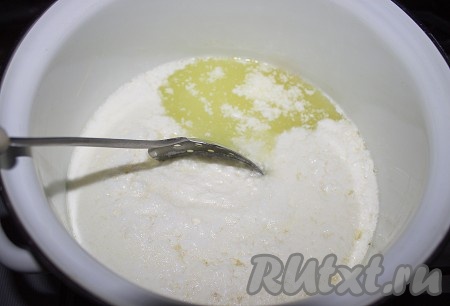 Через несколько минут смесь начнет расслаиваться на творог и сыворотку - это будет сразу видно, если слегка помешаете ложкой.
