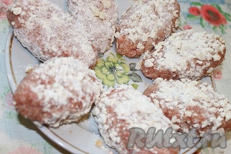 Для получения панировки смешать в тарелке муку и панировочные сухари, в получившейся смеси обвалять зразы со всех сторон.