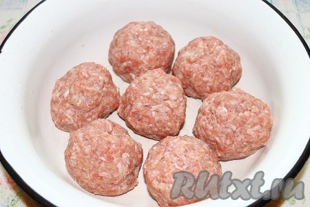 Половину луковицы очистить, мелко нарезать и выложить к фаршу, посолить, тщательно перемешать. Мокрыми руками из фарша сформировать одинаковые шарики весом примерно по 70 грамм (у меня получилось 7 шариков, то есть я буду готовить 7 зраз).