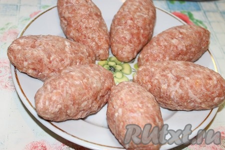 Таким образом сформировать все мясные зразы с начинкой из яиц и сыра.