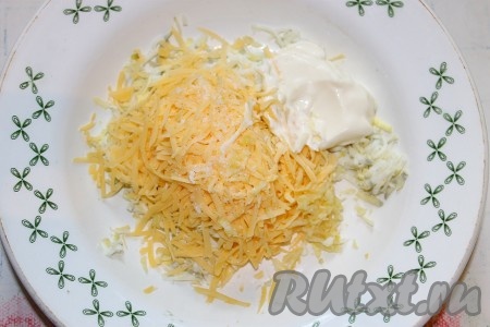 Сварить яйца вкрутую (варим 10 минут с момента начала кипения воды), остудить их и очистить. Отваренные яйца, сыр и чеснок натереть на мелкой тёрке, посолить и заправить майонезом. Яично-сырная масса не должна быть жидкой, то есть её свободно можно взять в руку и слепить шарик.