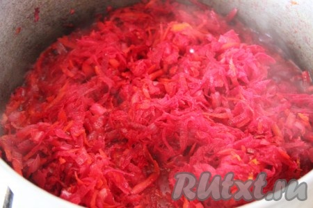 Добавить в казан натертую на терке свеклу.
