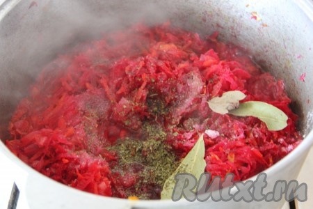 Далее добавить уксус, сахар, соль, черный перец горошком, лавровый лист, сухой укроп. Все перемешать и оставить вариться 1,5 часа, периодически помешивая нашу массу.