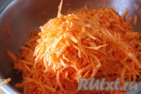 К луку добавить натертую на терке морковь. Обжарить до прозрачности.
