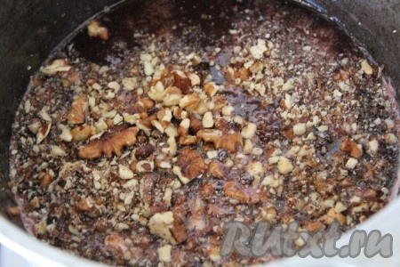 Процеженную сливовую массу поставить на средний огонь, довести до кипения, а затем варить на небольшом огне, иногда помешивая, 40 минут. Добавить сахар, перемешать и варить 15 минут, помешивая время от времени. Через 15 минут добавить к джему из слив порубленные ядра грецких орехов, перемешать и варить ещё 10 минут.
