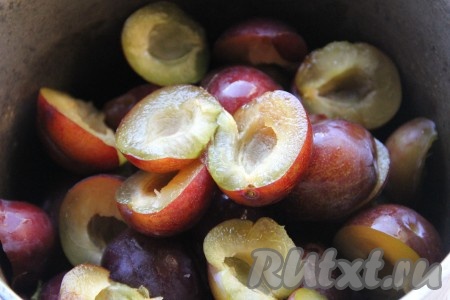 Сливы вымыть, вынуть косточки и отправить на небольшой огонь, варить, периодически помешивая и снимая пену, 1 час.