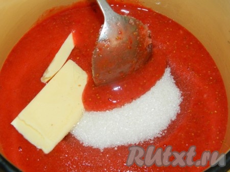Перелить клубничное пюре в небольшую кастрюльку, добавить сахар и сливочное масло, довести на среднем огне, периодически помешивая, до кипения.