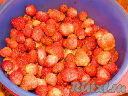 Для соуса я брала свежую клубнику, которую необходимо вымыть, очистить от чашелистиков. Можно взять и замороженную клубнику, только дайте ей немного разморозиться. 300 грамм клубники измельчить погружным блендером в пюре.