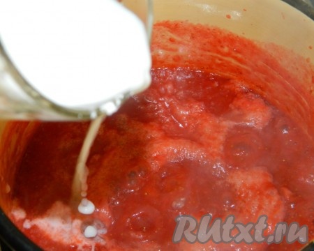 В стакан всыпать крахмал, влить 100 миллилитров холодной воды, тщательно перемешать. В закипевшую клубничную массу тонкой струйкой, постоянно помешивая, влить крахмальную смесь. Проварить на небольшом огне, помешивая, 1-2 минуты (до загустения клубничного соуса), убрать с огня.