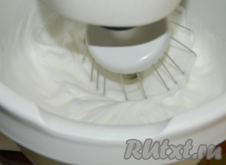 Белки взбить в пену.