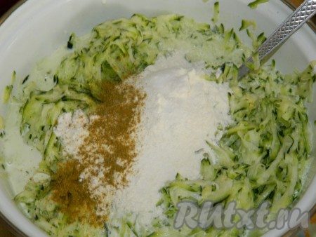 Добавить к ним сливки, муку, соль, перец.