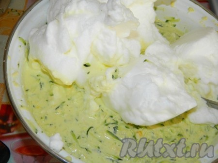 К кабачкам добавить сыр и аккуратно вмешать белки.