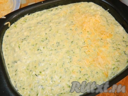 Вылить в смазанную маслом форму и посыпать сверху сыром. Поставить в разогретую духовку при температуре 180 градусов и выпекать до румяности.
