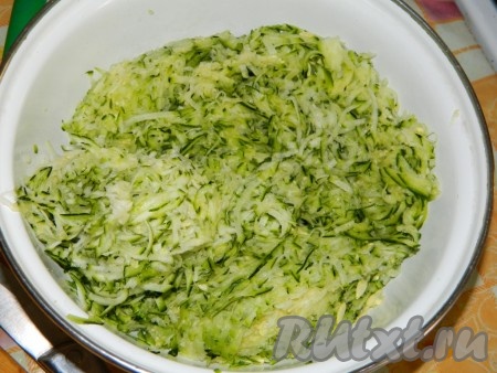 Кабачки натереть на мелкой терке. Кожуру я не снимала, так как брала маленькие кабачки и кожура у них мягкая.
