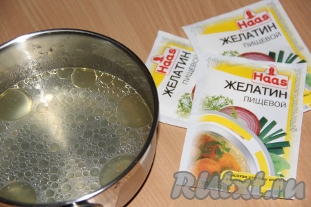 В бульон, который мы остудили, всыпать желатин и хорошо перемешать. Оставить желатин для набухания.