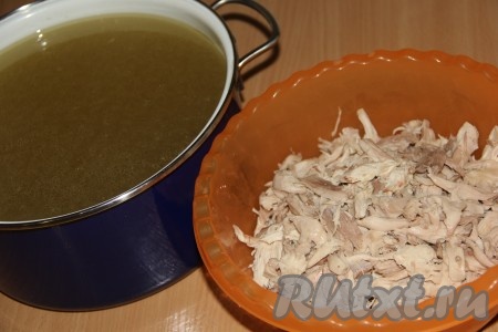 В конце варки холодца добавить в бульон соль и хорошо перемешать. Кастрюлю снять с огня и дать остыть. Далее вынуть мясо. Бульон процедить, добавить в него желатин и хорошо перемешать. Мясо курицы отделить от костей и кожи, по желанию можно мелко нарезать, а можно просто порвать на волокна.
