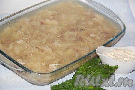 Поставить холодец в холодильник минимум на ночь. Подать готовый холодец с хреном или горчицей.