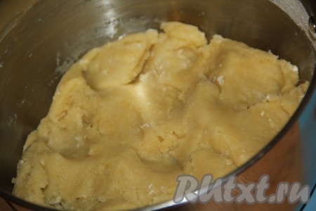 В кипящую масляную массу быстро всыпать муку и тщательно перемешать. Кастрюлю с огня не убирать, огонь убавить до минимума. Нам нужно заварить тесто! Мешать тесто энергично, оно должно стать эластичным. Тесто помешивать и слегка подсушивать. Держать кастрюлю на огне не более минуты. Мне хватает 20-30 секунд, чтобы получилось хорошее заварное тесто.
