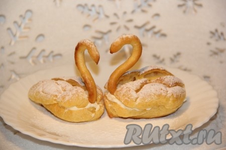 Готовых лебедей припорошить сахарной пудрой. Пирожные "Лебеди" из заварного теста получаются не только очень вкусными, но и красивыми.
