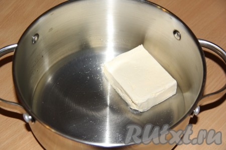 Влить воду в кастрюлю, добавить масло и соль. Поставить кастрюлю на огонь.
