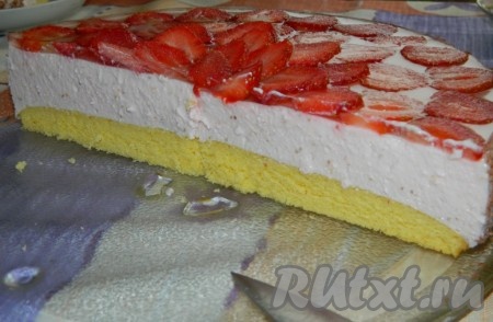 А вот как выглядит клубничный торт с творожным кремом в разрезе. Угощайтесь!